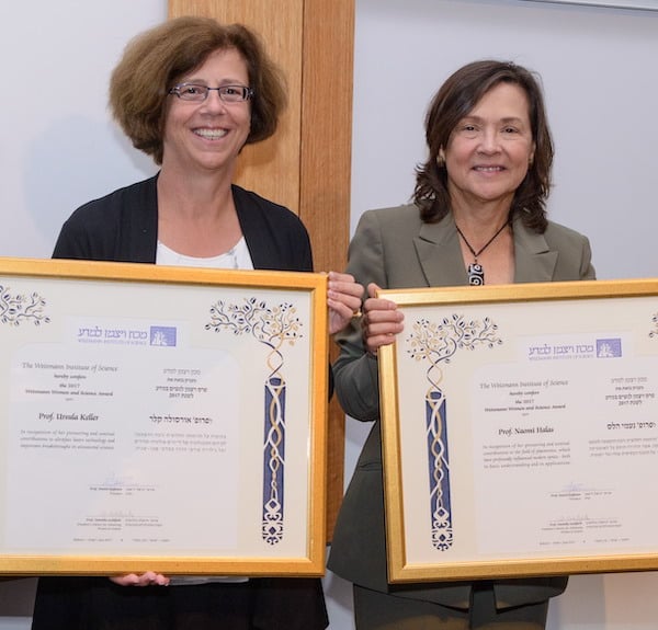 Ursula Keller博士(左)和Naomi Halas教授(右)接受2017年魏茨曼女性与科学奖。