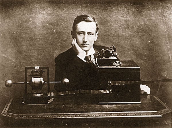 Marconi和他的发射机。